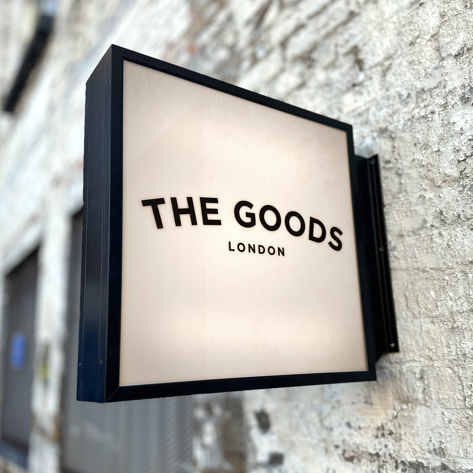 Illuminated metal projecting light box sign